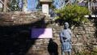 温泉街の上のほうにあります。