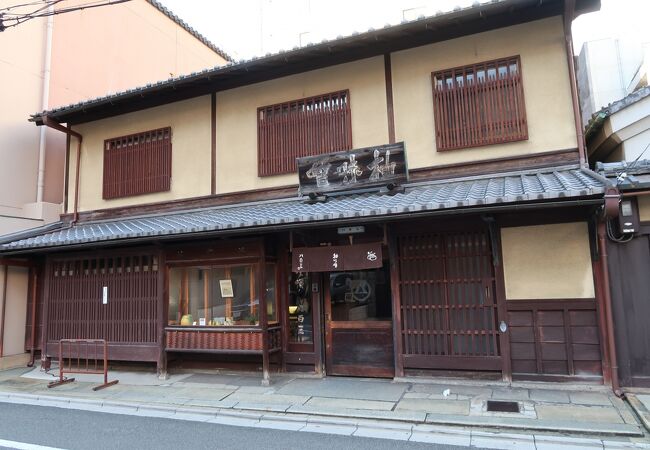 陶器製のゆずに詰められた元祖柚味噌専門店