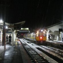 冬の夜の智頭駅の様子。神秘的な雰囲気が漂っていました。