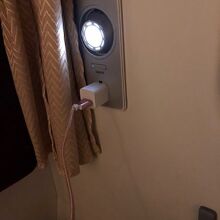 ベッドには読書灯とコンセントが完備しています