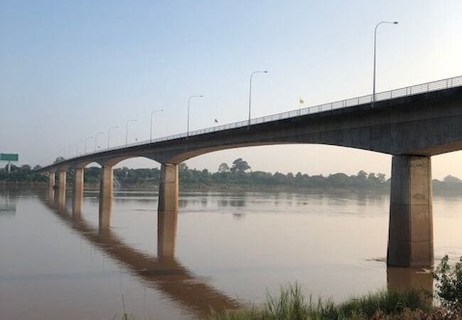 メコン川にかかるタイとラオスをつなぐ友好橋