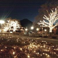 夕方、玄関から見た駐車場越しの富士山です。