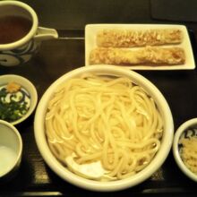 釜揚げうどん、ちくわ天。