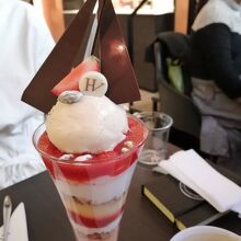 シーズンのいちごのパフェ