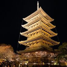 美しく輝く五重塔