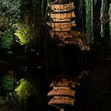 池に映る九輪・水煙も美しい