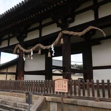 近くで見ると古さ、重みがある