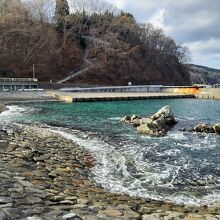 水の色もきれいなまついそ公園は堀内海岸の一部。