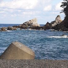 まついそ公園から見た堀内海岸の海岸線の一部。遠景の岩は夫婦岩