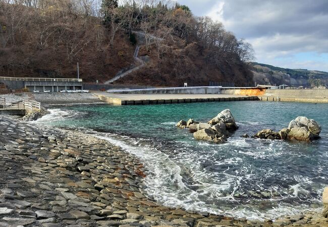 三陸鉄道の車両が通る様子も見られる海辺の公園