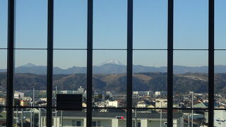 格子窓の先に（拝島駅）