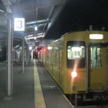 宇部新川駅にて待機中の105系の様子