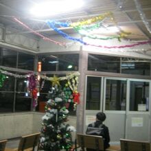 宇部新川駅のクリスマスツリーの様子