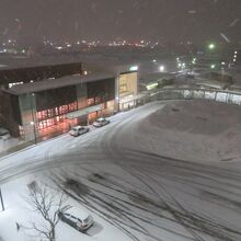 客室から横手駅を見ています