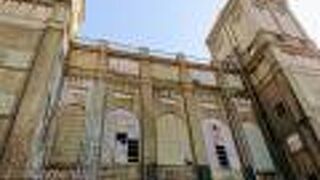 歴史的建造物ながら巨大な廃墟