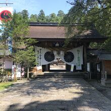 社殿手前の門から先は撮影禁止となります。