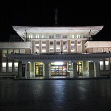 夜の奈良市総合観光案内所