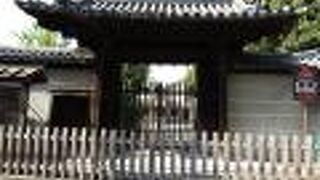 歴史を感じる山門