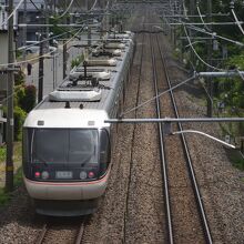 篠ノ井線を走る特急しなの