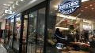 ナチュラルで落ち着く店内