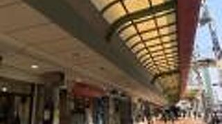 駅の高架下沿いにある商店街　