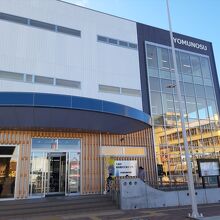 駅前にあるこの建物一階に入っています。本文参照。