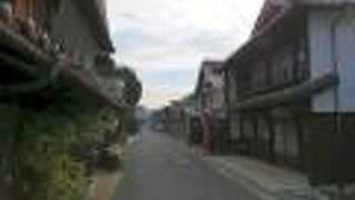 人は少ないが車通りは多い