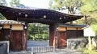 壮大な高塔が建っていた