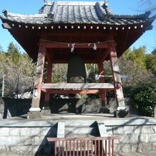百観音堂の手前には、鐘楼があります。西福寺の主要な施設です。