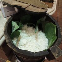 ご飯が入ったおひつ