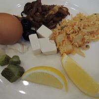 料理をお皿に盛りつけ