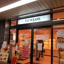 京王線の改札を出たところ