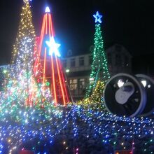 動輪の周囲がイルミネーションで彩られていました