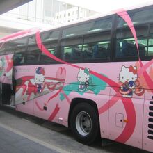 JR中国バス運行のキティちゃん柄車両の様子