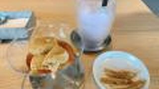 お芋スイーツのメニューが豊富で迷ってしまう! カフェ併設の店舗です。