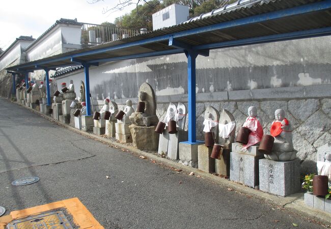 不思議な姿のお地蔵さんがいました。