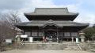 大きくて立派な建物でした。