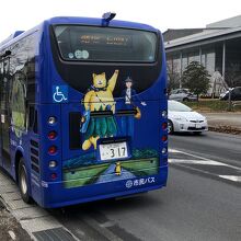 車両は、青と黄色の2種類！