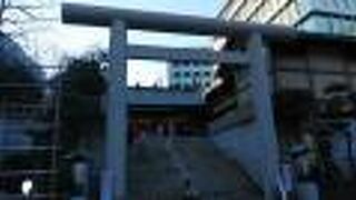 ビル街の中にある神社