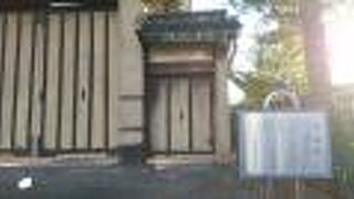 駅名にもなっている歴史ある通用門