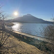 湖畔の遊歩道から富士山が良く見えます。