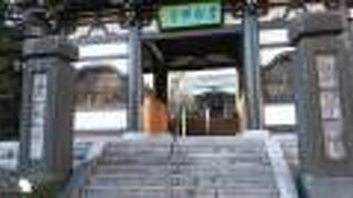 都会の中にあり、山門が存在感を感じた。