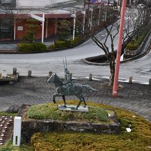 銅像が建つ駅前
