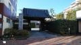 渋谷区広尾にある広大な敷地をもつ寺院