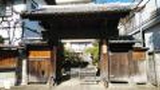 木造の山門が歴史を感じる