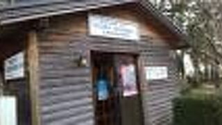 バス停の待合室と山小屋