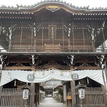 神社ですが立派な門がありました