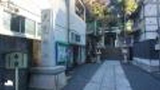 斜面にあり、自然を感じる神社