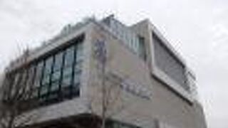 4つの箱を組み合わせたような外観