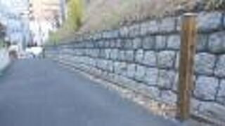 幅員は狭く、傾斜は急